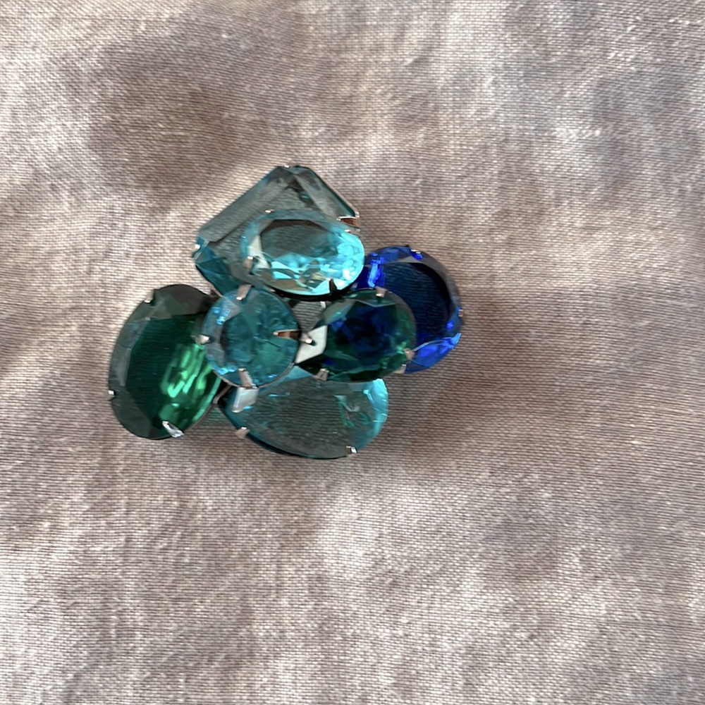 Pretty vintage “jewel” brooch